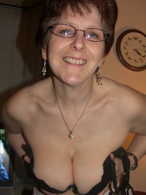 Mature London lady waiting for men to spread her legs nice and wide